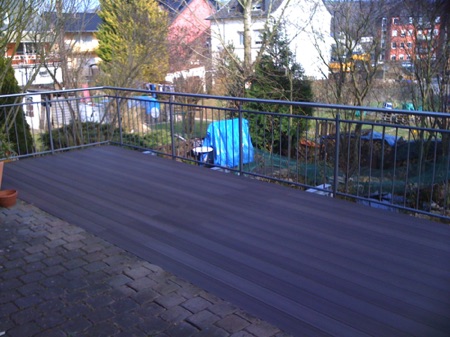Vergrößerung einer bestehenden Terrasse durch Stahlkonstruktion. Kunststoff-Bodenbelag, Geländer verzinkt und lackiert mit Edelstahl-Handlauf